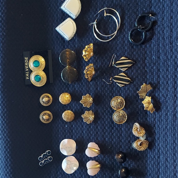 Jewelry - Lot of 17 vintage earrings